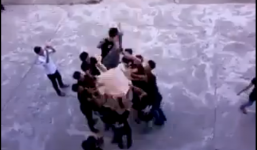 Nhóm bạn trẻ thích thú chơi trò tung hứng người đầy mạo hiểm